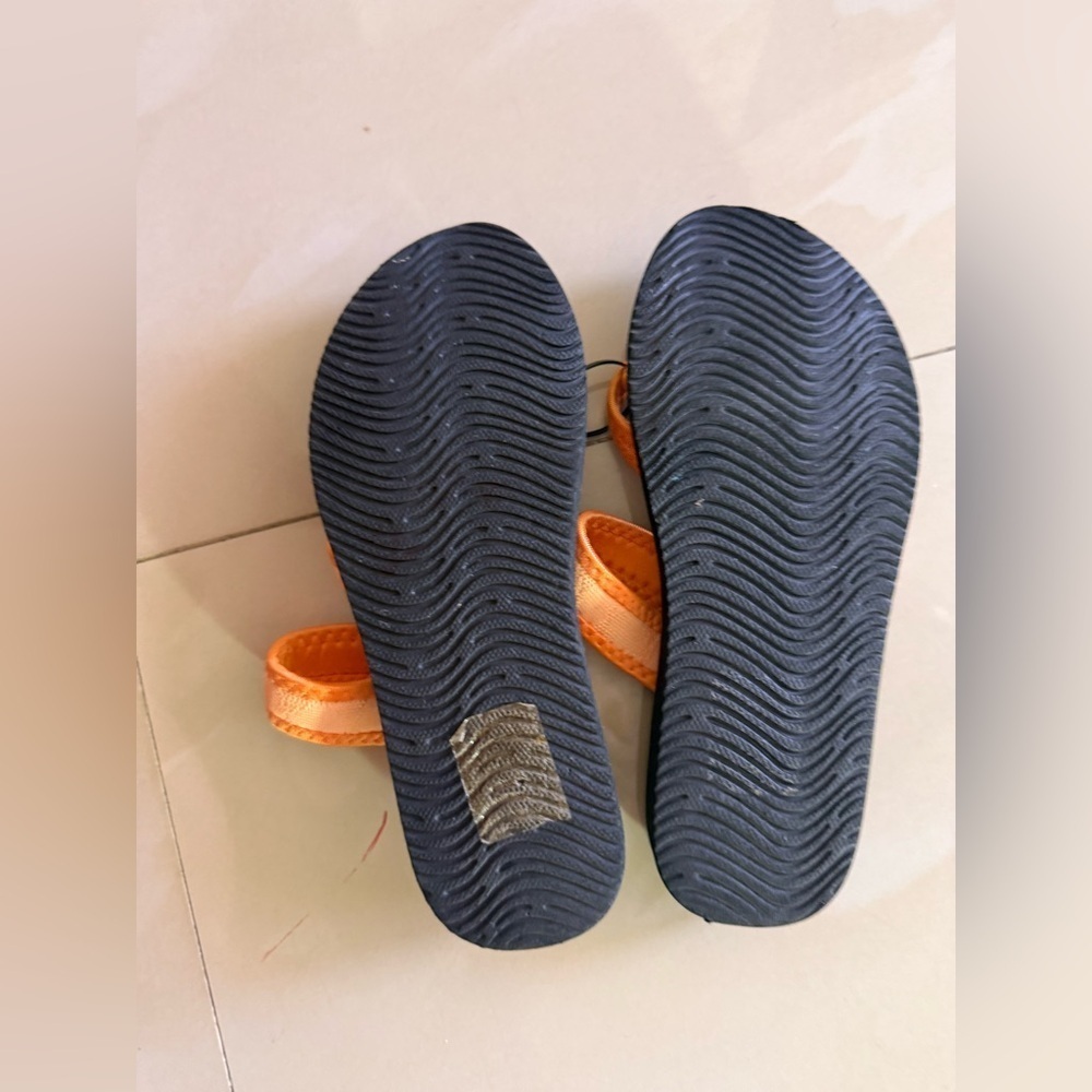 Floopi Criss Cross Sandals Floopi Flip Flops for Women: - Picture 4 of 7